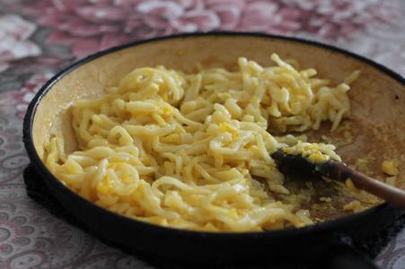 Sliže noodles cooked with egg.