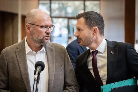 Richard Sulik (left) and his fellow SaS ministers have filed resignations as ministers of the cabinet of Eduard Heger (right). 