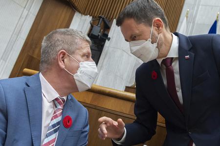 Health Minister Vladimír Lengvarský (left) and PM Eduard Heger (right)