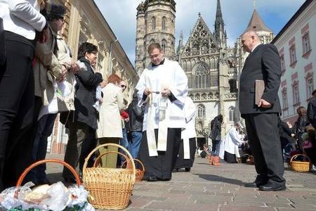 Nosenia košíkov s jedlom do kostola na posvätenie na Veľkonočnú nedeľu