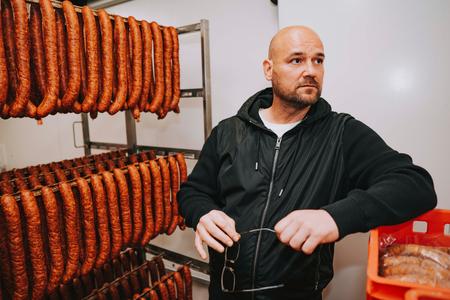 Stavebník robí klobásy. Najskôr sa mu smiali, teraz nestíha vyrábať