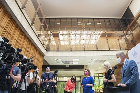 Health Minister Vladimír Lengvarský (r) said that the roll-out of AstraZeneca will be restored.