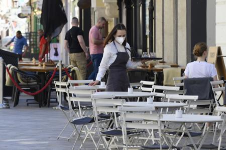 Respirators will not be obligatory in some districts. Cabinet approves new Covid alert system