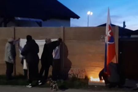 The protest held in front of the house of Health Minister Vladimír Lengvarský.