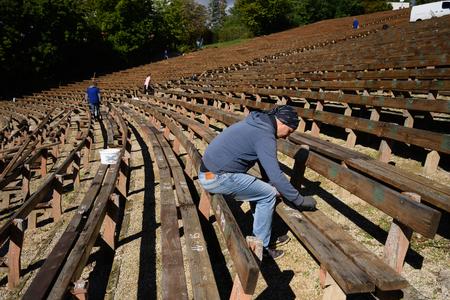 Volunteers replace dilapidated benches in the Nitra amphitheatre with new ones during the Volunteering Week, which ran from September 16-22, 2022.