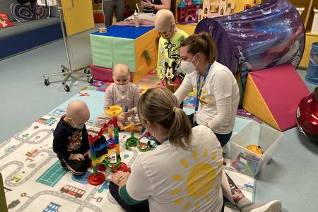 Volunteers of Bator Tabor playing with children in a Bratislava hospital. 