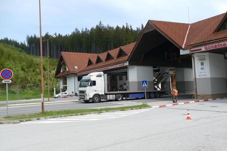 UPDATED: Czech police to reintroduce Slovakia border checks