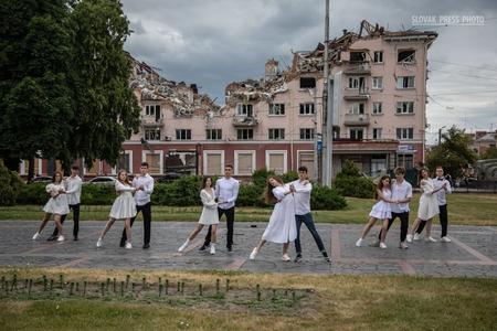 Photo of Ukrainian high-school graduates by Michal Burza won the Current Affairs category as a single photo. 