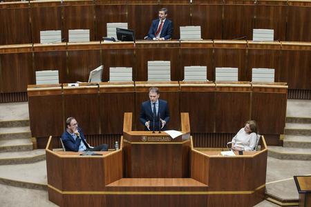Igor Matovič speaks to MPs before the no confidence vote. 