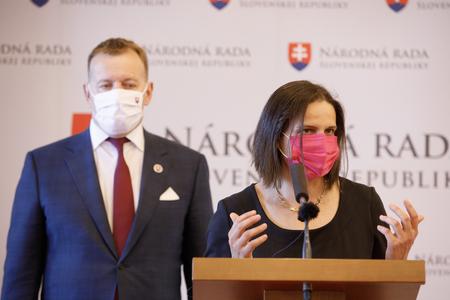 Boris Kollár (l) and Mária Kolíková (r) announce the changes to collusive custody.