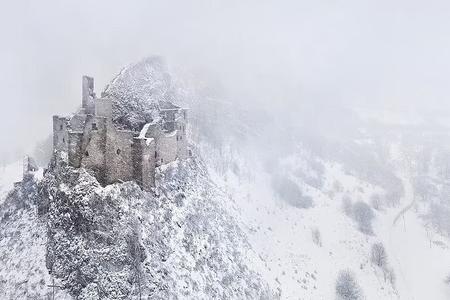 Slovak photographer Marek Hajkovský’s picture of the snow-covered ruins of Lednica Castle is featured in a Daily Mail story. His photo came 41st in the Open Built Environment category of the Epson International Pano Awards 2022, which is seen as the largest contest for panoramic photography in the world.