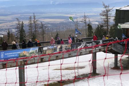 People enjoy sunny weekend in the Tatras, car parks full