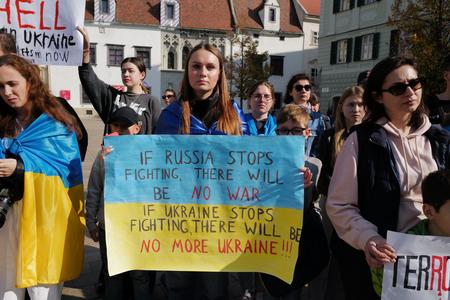 Учасники мітингу на підтримку України в Братиславі, 16 жовтня.