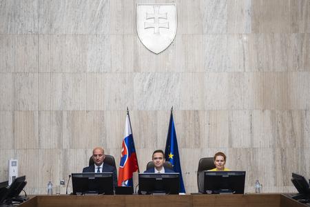 PM Ľudovít Ódor holds the first government meeting.
