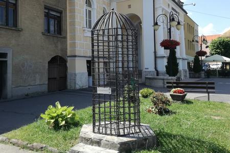 Cage of shame installed in Krupina. A witch’s heart to be next