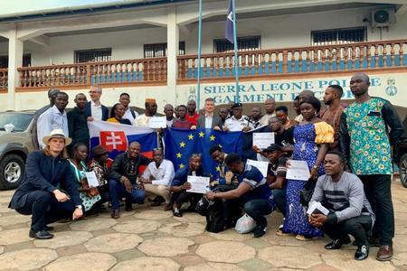 Two Slovaks trained 40 members of the Sierra Leone Police and Armed Forces in fighting disinformation in October 2022. 