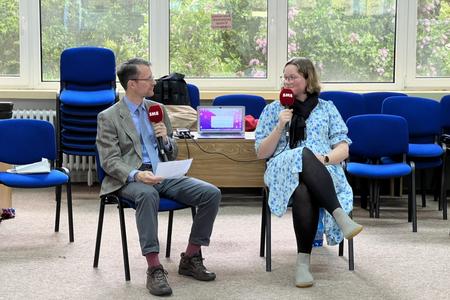 Zuzana Blažeková from the Zmudri initiative and Spectator College presenter James Thomson during a discussion on disinformation.