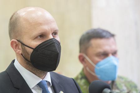 Defence Minister Jaroslav Naď (l) and Chief of the General Staff of the Slovak Army Daniel Zmeko (r)