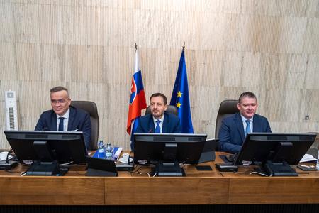 Heger's quest ends in failure, starts talks on snap elections