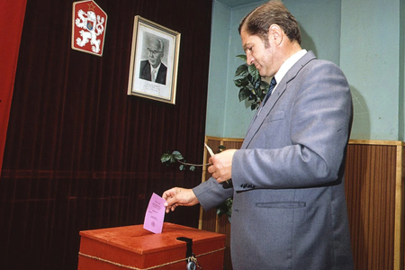 The 1986 election were the last in the communist regime. At the time Pavel Wonka, who tried to run independently, was arrested and he later died as the last political prisoner-