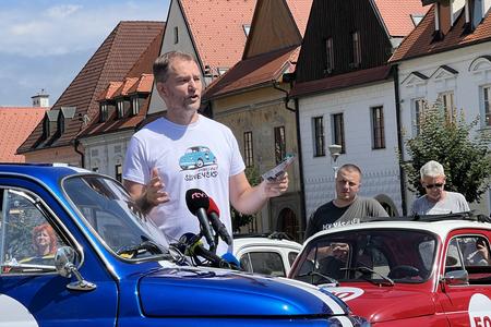 Igor Matovič is living up to his antagonist role in this normalcy-dominated campaign and his main campaign stunt so far has been that he brought dozens of Fiat 500 vehicles to Bardejov. 