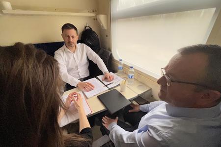 Прем'єр-міністр Едуард Геґер і його радник Александр Дулеба в потязі дорогою до Києва 8 квітня (джерело: новинна агенція Словацької респуліки TASR)
