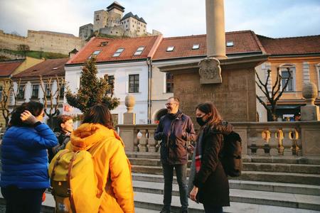Jeremy Hill shows people around Trenčín during a fjúžn walk in 2021
