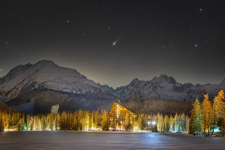 In darker areas, the comet can also be seen with the naked eye.
