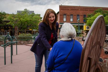 Eva Putzová talks to an older lady in the USA.
