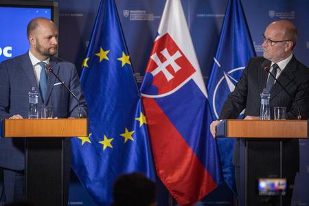 Interim Defence Minister Jaroslav Naď (l) and interim Foreign Minister Rastislav Káčer (r) hold a joint press conference on February 16, 2023.