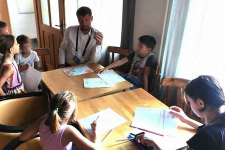 Психолог на занятті з дітьми.
