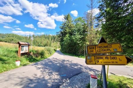 A yellow-marked trail that leads from Hrčava, Czechia, to the triple point (Trojmedzie/Trojmedzí/Trójstyk). 