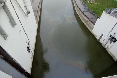 Oil slick in Gabčíkovo