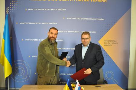 Підписання доповнення до угоди про співпрацю між міністрами освіти Даніелем Бутором та Оксеном Лісовим.