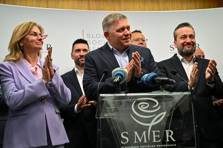 Smer chair Robert Fico (c) and Smer MEP Monika Beňová (l) during a press conference on October 1, 2023.