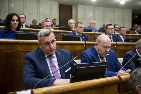Na snímke zľava poslanci NR SR Andrej Danko a Rudolf Huliak (obidvaja SNS) počas ustanovujúcej schôdze Národnej rady Slovenskej republiky (NR SR) IX. volebného obdobia 25. októbra 2023 v Bratislave. FOTO TASR - Jakub Kotian