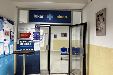 Вхід до медичного центру на вулиці Ровнянкова