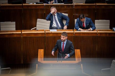 У парламенті виступає лідер опозиційної PS Міхал Шімечка, за ним прем’єр-міністр Роберт Фіцо з Smer і його права рука, міністр оборони Роберт Каліняк