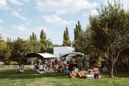 Активна громада, волонтери та родина в Hidepark Нітри.