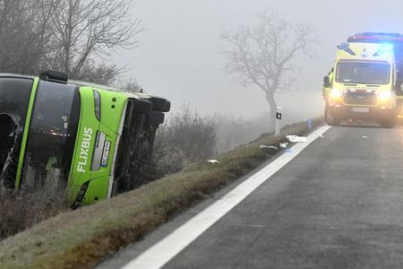 На фото аварія автобуса з України перед селом Даргов Требішівського району 17 грудня 2023 року. 