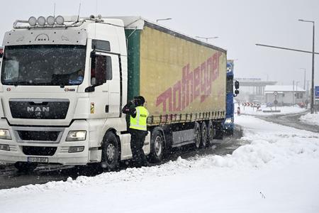 Random police checks at the Slovak-Hungarian border crossing Slovenské Nové Mesto - Sátoraljaújhely on Tuesday, November 28, 2023.