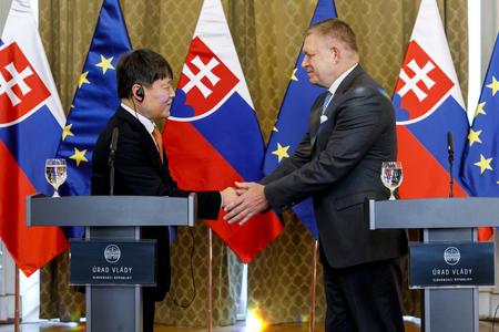 Hyundai Mobis CEO and President Lee Gyu Suk (left) and Slovak Prime Minister Robert Fico.