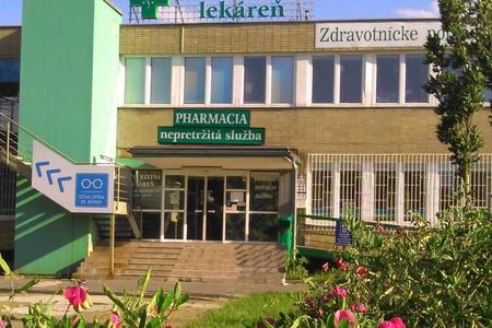 The "nepretržitá služba" (non-stop service) sign at the Ružinov Polyclinic pharmacy has not been applicable since summer this year.