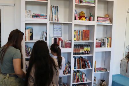 Українська книжкова полиця у Тренчині.