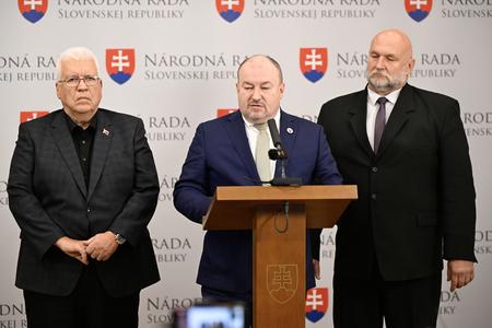Independent MPs from the National Coalition: Pavel Ľupták (l), Rudolf Huliak (c), and Ivan Ševčík (r).