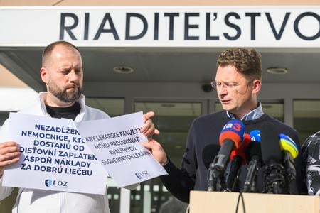Pictured from left: Deputy Chair of the Doctors’ Trade Union Association (LOZ) Miroslav Mendel and Chair of the Doctors’ Trade Union Association (LOZ) Peter Visolajský during an LOZ press conference on October 29, 2024 in Bratislava.