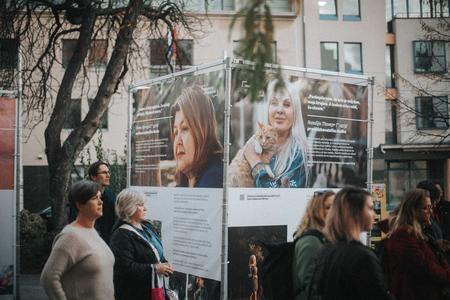 Дев’ять найрізноманітніших історій жінок, через які розповідається як про історію міста Краматорська, так і про воєнне сьогодення міста та всієї України.