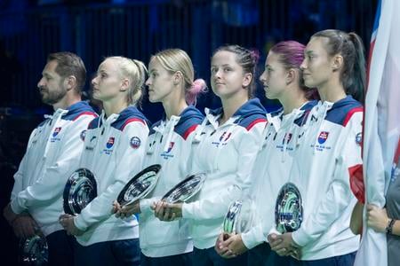 Team Slovakia, from right: Tereza Mihalíková, Renáta Jamrichová, Viktória Hrunčáková, Anna Karolína Schmiedlová, Rebecca Šramková and coach Martin Lipták.
