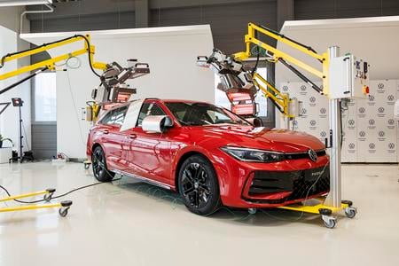 Car industry faces challenges transitioning to e-mobility