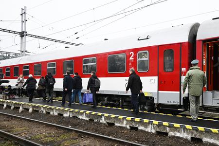 Сполучення між Словаччиною та Україною покращується – у грудні було запущено нове залізничне сполучення з Братислави до Києва. Перший прямий поїзд з України зустріли в Чорній-над-Тісоу.
На фото пасажири виходять із поїзда з України, який прибув до міста Чорна-над-Тісоу в окрузі Требішов у неділю, 15 грудня 2024 року.